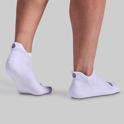 A pair of white performance ankle socks designed for training sessions and everyday wear, featuring cushioned panels and breathable fabric.
